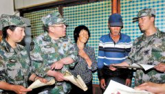 民兵队员来到烈士后人家中将合影送到烈属手中