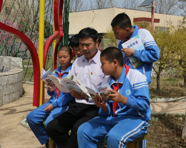 照亮了无数深山学子前行的路也辉映着新时代村庄教育的期望之光 照亮了无数深山学子前行的路也辉映着新时代村庄教育的期望之光