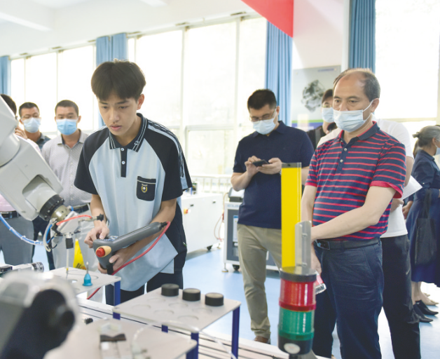 多元化的课程设置破解学用脱节经过深度的校企合作打通人才培育壁垒 多元化的课程设置破解学用脱节经过深度的校企合作打通人才培育壁垒